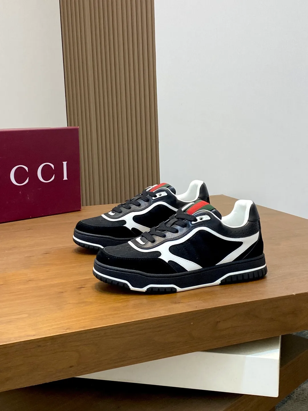 Men's Shoes 💰660 𝐆𝐮𝐜𝐜𝐢 𝐑𝐞-𝐖𝐞𝐛 As the first sneaker created by Sabato De Sarno for Gucci, the Re-Web series reinterprets the brand's classic stripes and sets off the modern silhouette design with bold and unique details. These shoes are crafted from white leather. This new sneaker is ingeniously decorated with many of the brand's classic details, and is equipped with a bright red and green webbing tongue, which will make people fall in love at first sight. White leather treated with a special process for softness and luster, with an embossed grainy texture. Script Gucci logo and interlocking G web label with Interlocking G and script Gucci logo. Rubber outsole with interlocking G detail eyelets. Web tongue. Size: 39-44 (customized for sizes 38 and 45)